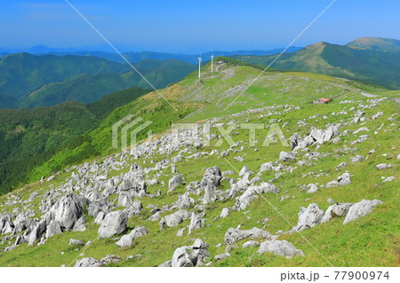 快晴下の四国カルスト(五段高原から見た姫鶴平) 快晴下の四国カルスト(五段高原から見た姫鶴平) 77900974