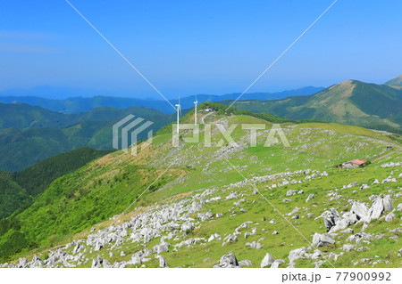 快晴下の四国カルスト（五段高原から見た姫鶴平） 77900992