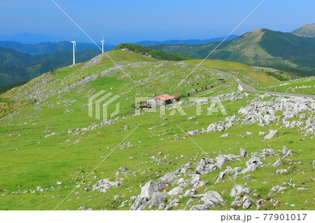 快晴下の四国カルスト（五段高原から見た姫鶴平） 77901017