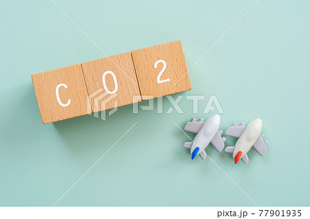 飛行機の二酸化炭素(CO2)排出|「CO2」と書かれた積み木と飛行機のおもちゃ 飛行機の二酸化炭素(CO2)排出|「CO2」と書かれた積み木と飛行機のおもちゃ 77901935