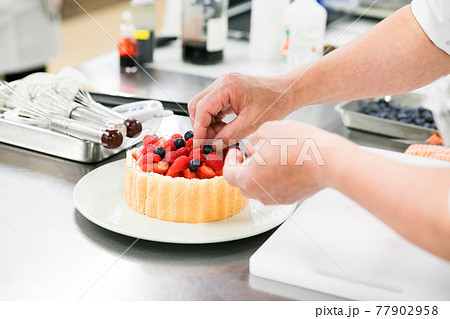 ケーキを作るパティシエ の写真素材 [77902958] - PIXTA