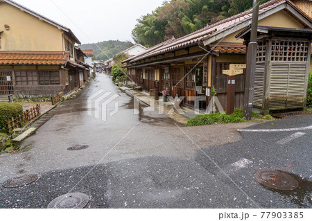 島根県大田市 雨降りの石見銀山の大森の町並み 島根県大田市 雨降りの石見銀山の大森の町並み 77903385