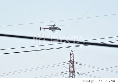 市街地を低空飛行するヘリコプターの写真素材 [77903748] - PIXTA