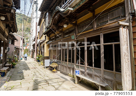 島根県松江市 美保関の青石畳通りから見る古い旅館の美保館 島根県松江市 美保関の青石畳通りから見る古い旅館の美保館 77905553