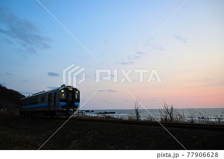 青森県西津軽郡深浦町　JR東日本五能線　新型車両＆夕景（絶景） 77906628