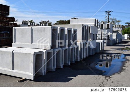 積まれた土木工事用コンクリート製品 77906878