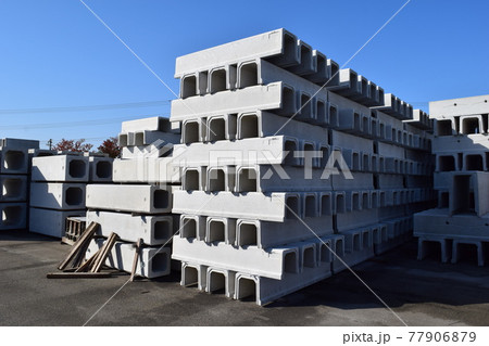積まれた土木工事用コンクリート製品 77906879