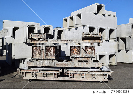 積まれた土木工事用コンクリート製品 積まれた土木工事用コンクリート製品 77906883