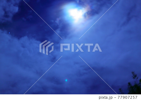 月明かりの夜空 77907257