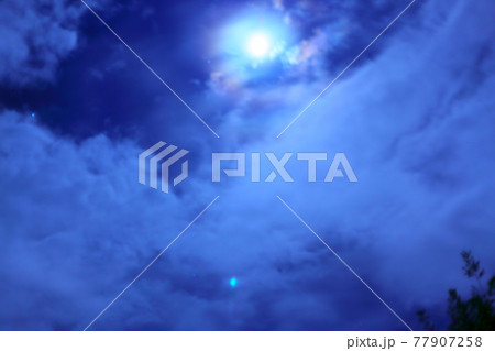 月明かりの夜空 77907258
