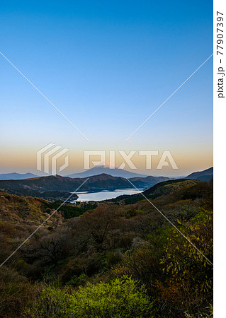 夜明けの富士山（箱根・富士見峠より） 77907397