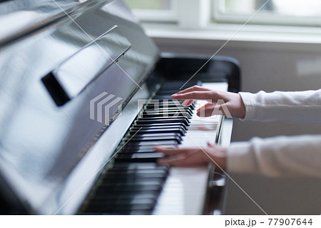 ピアノを弾く人の手元 ピアノを弾く人の手元 77907644