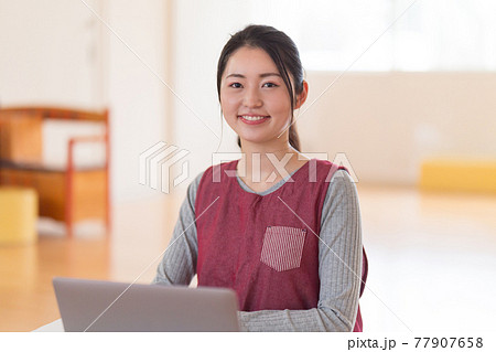 日誌を書く保育士 77907658