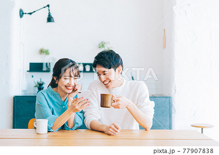 一緒にスマホを見る若い夫婦 カップル 一緒にスマホを見る若い夫婦 カップル 77907838