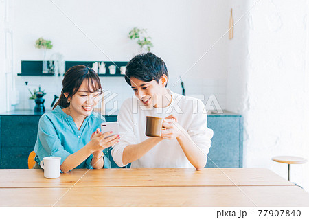 一緒にスマホを見る若い夫婦 カップル 一緒にスマホを見る若い夫婦 カップル 77907840
