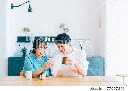 一緒にスマホを見る若い夫婦 カップル 一緒にスマホを見る若い夫婦 カップル 77907841