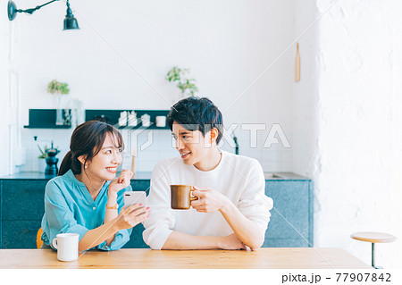 見つめ合う若い夫婦 カップル 77907842