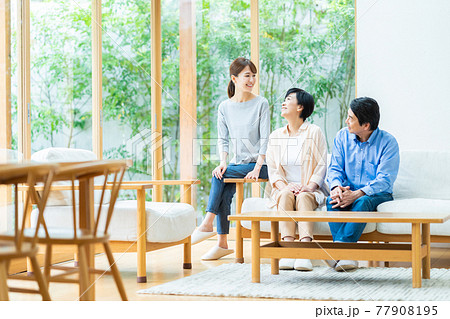 夫婦　カップル　家族　ミドル　ライフスタイル　リビング 77908195