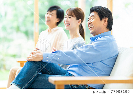夫婦 カップル 家族 ミドル ライフスタイル リビング 夫婦 カップル 家族 ミドル ライフスタイル リビング 77908196