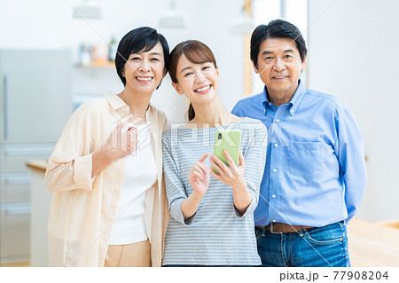 夫婦　カップル　家族　ミドル　スマホ　ライフスタイル　リビング 77908204