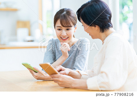 家族 ミドル スマホ 親子 ライフスタイル リビング 家族 ミドル スマホ 親子 ライフスタイル リビング 77908216