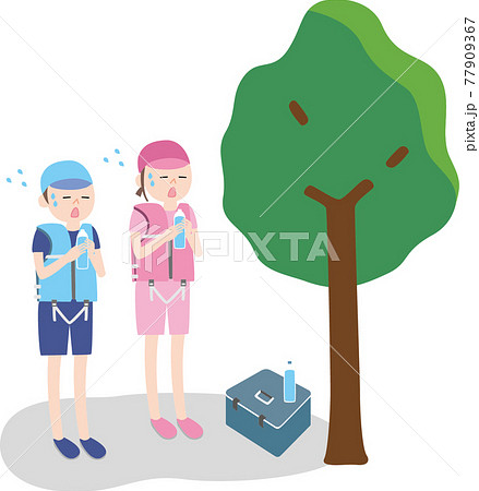 木陰で水分補給をする子供たち 77909367