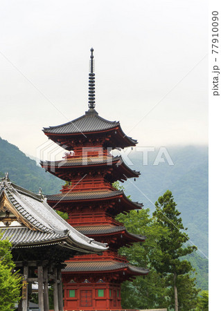 身延山久遠寺の五重塔・霧の山がバック／山梨県の写真素材 [77910090] - PIXTA