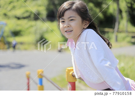 鉄棒をする女子小学生 6歳 の写真素材