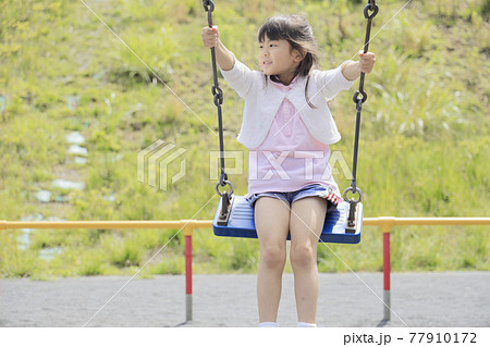 ブランコで遊ぶ女子小学生 (6歳) ブランコで遊ぶ女子小学生 (6歳) 77910172