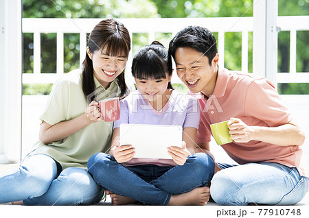 家族　タブレット　検索 77910748