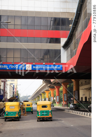 インド_マハトマガンジーロードとメトロ駅 77910886