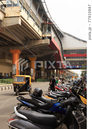インド_マハトマガンジーロードとメトロ駅 77910887