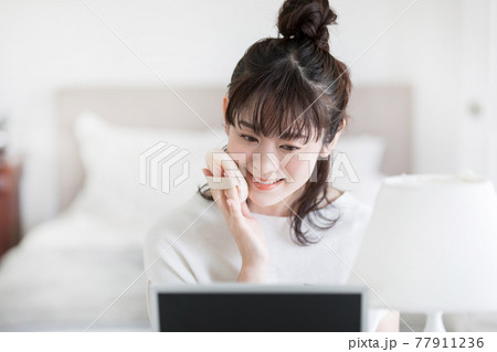 化粧をする女性　 77911236