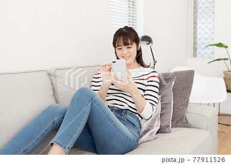 ソファーでくつろぐ女性 77911526