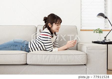 ソファーでくつろぐ女性 77911528