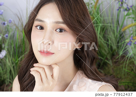 Beautiful Asian model in pink mini dress, spring fashion and beauty concept 77912437
