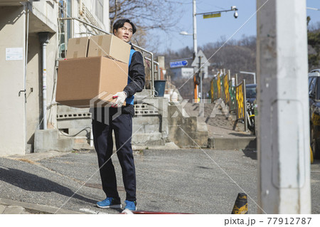 Asian Korean delivery man working concept Asian Korean delivery man working concept 77912787