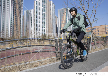 bike delivery service man 77913082