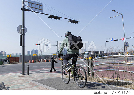 bike delivery service man 77913126