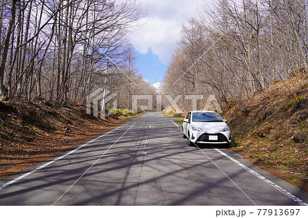 山あいの道路の路肩に停まっている自動車 嬬恋パノラマライン 山あいの道路の路肩に停まっている自動車 嬬恋パノラマライン 77913697