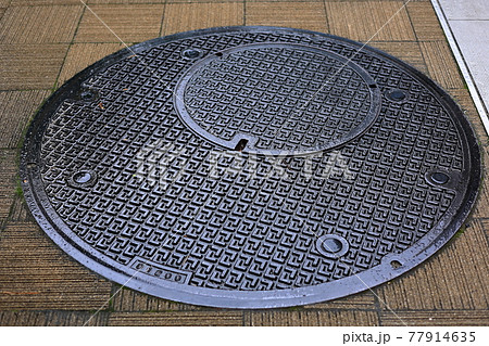 大きいマンホール 77914635