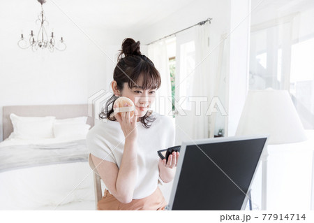 化粧をする女性 化粧をする女性 77914714