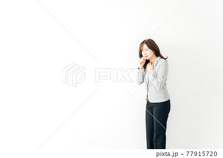咳に苦しむ若い女性 咳に苦しむ若い女性 77915720