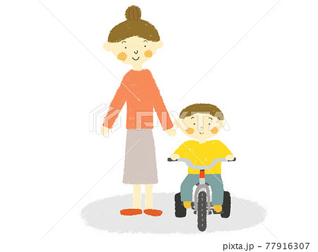 三輪車に乗る子どもとお母さん 77916307
