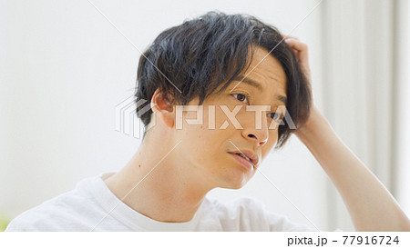 髪を触る男性 髪を触る男性 77916724