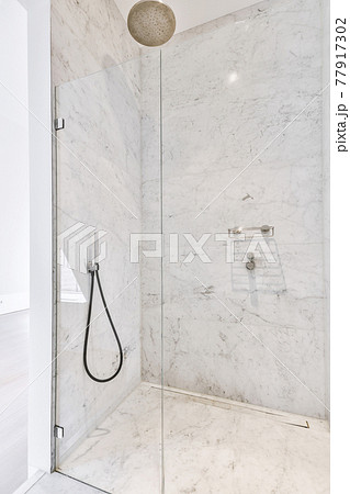 Shower cabin tiled with marble 77917302