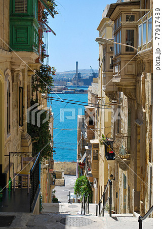 マルタ島のヴィットリオーザの路地 77917439
