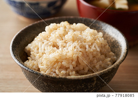 茶碗に盛り付けた玄米ご飯 茶碗に盛り付けた玄米ご飯 77918085