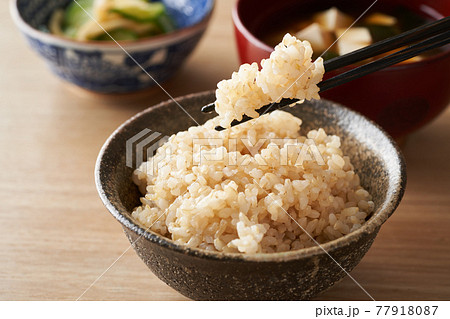 茶碗に盛り付けた玄米ご飯 茶碗に盛り付けた玄米ご飯 77918087