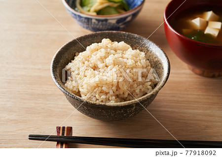 茶碗に盛り付けた玄米ご飯 77918092